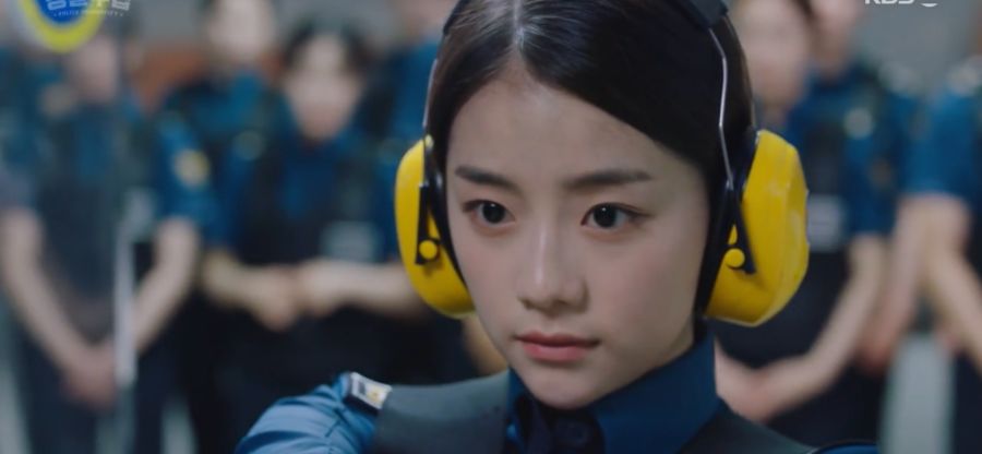 警察授業でイ・オンジュを演じるピョン・ソユン